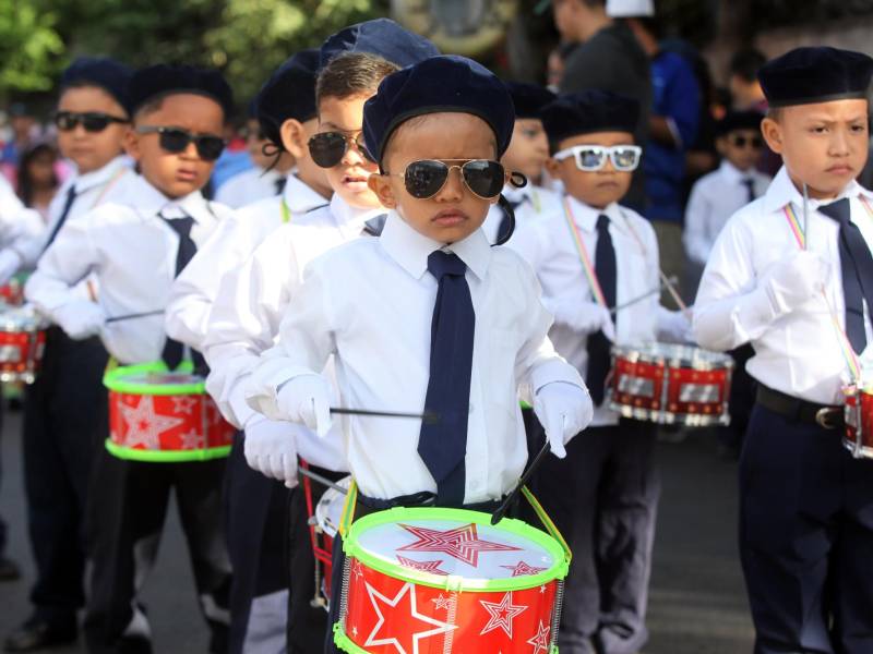 Las pequeñas bandas de guerra de los institutos de prebásica también aportaron ritmo, alegría y ternura a los desfiles patrios.