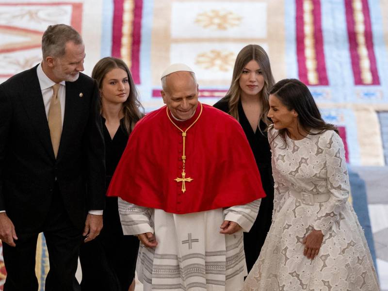El papa León XIV acompañado de los reyes Felipe y Letizia, la princesa Leonor y la infanta Sofía ascienden por la Escalera de Embajadores del Palacio Real, donde tiene lugar la ceremonia de bienvenida al Sumo Pontífice que inicia este sábado en la capital un viaje de seis días a España. EFE/Daniel González