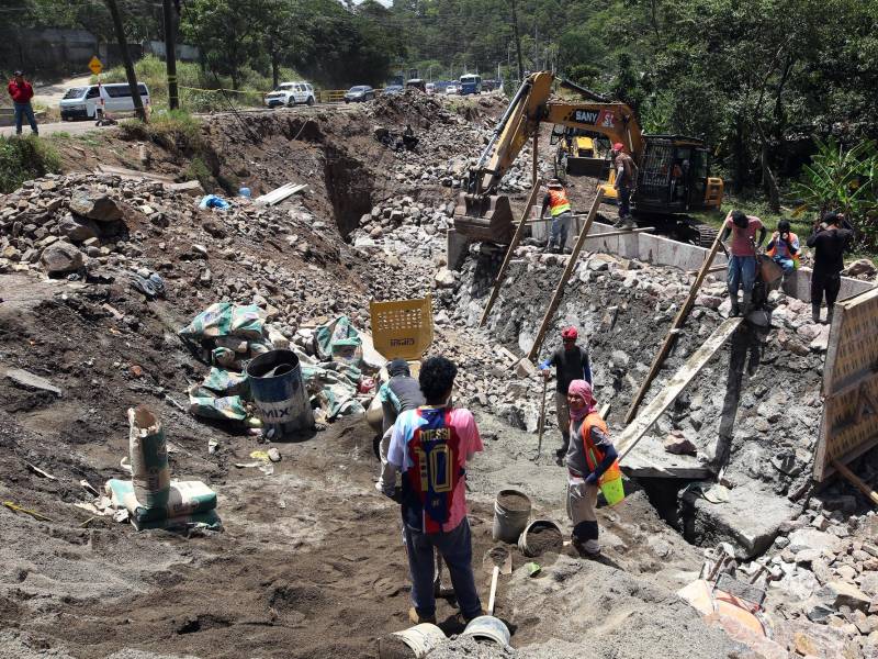 Personal de construcción que labora en esta rotonda realiza trabajos de un muro perimetral .