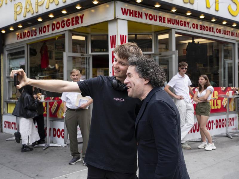 File — Gustavo Dudamel gets a hot dog in New York on Sept. 16, 2025. As the conductor prepares to leave the Los Angeles Philharmonic for the New York Philharmonic, he says, “I am in two waters.” (James Estrin/The New York Times)