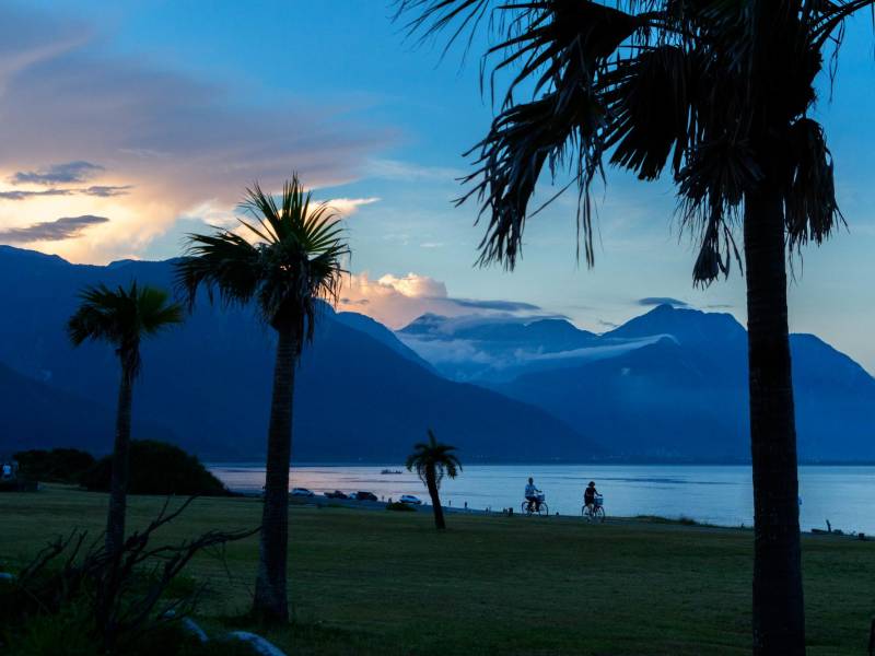 El sendero ciclista costero a la playa de Qixingtan pasa por canteras de piedra y bajo frondosos árboles.