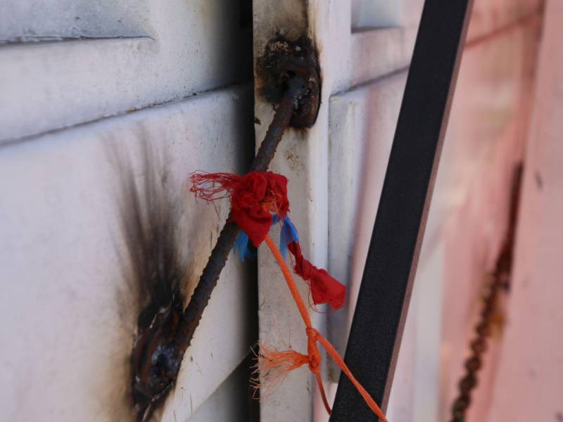 El abuso de los colectivos fue tal que colocaron puntos de soldadura en el portón principal de las oficinas de la DNPR para impedir las labores presenciales.