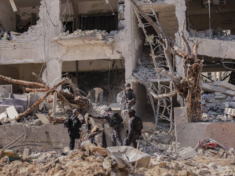 Funcionarios de seguridad israelíes inspeccionan el lugar donde se produjo un ataque con misiles iraníes en Tel Aviv, Israel, como parte de la represalia de Teherán por los ataques aéreos coordinados entre Estados Unidos e Israel contra Irán.