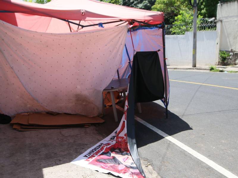 Después de 70 días sin labores presenciales, en las afueras de la Dirección de Parques solo queda la carpa en la que pernoctaron los militantes de Libre.