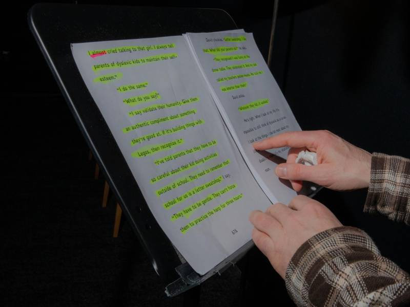 Los guiones de Phil Hanley se imprimieron en una fuente de 20 puntos, apta para personas con dislexia.