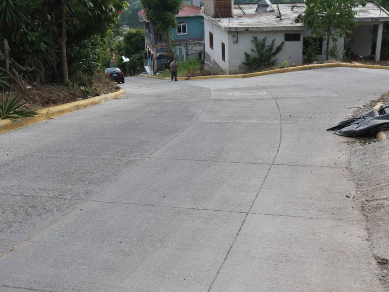 Aunque las comunidades quedaban muy lejos del casco urbano de Lepaera, el diputado aseguró que con 200,000 se pueden pavimentar 50 metros. Esta calle es del centro y fue construida con fondos del diputado y la municipalidad.