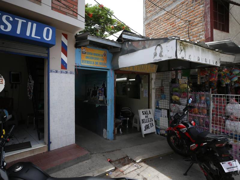 La escuela y jardín Estrella de Belén esta ubicado al interior del Mercado Zonal Belén, rodeado de puestos de barberías y juguetes.