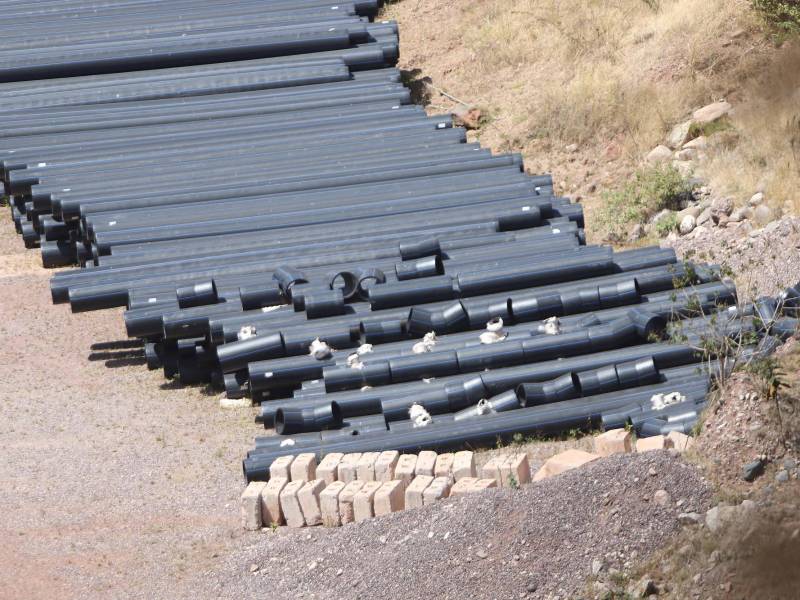 La obra que abastecería de agua a 350,000 capitalinos sigue sin avances; su construcción se detuvo y la Alcaldía prometió reactivar los compromisos.