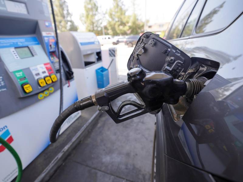 La guerra contra Irán sigue disparando el precio de la gasolina en Estados Unidos.