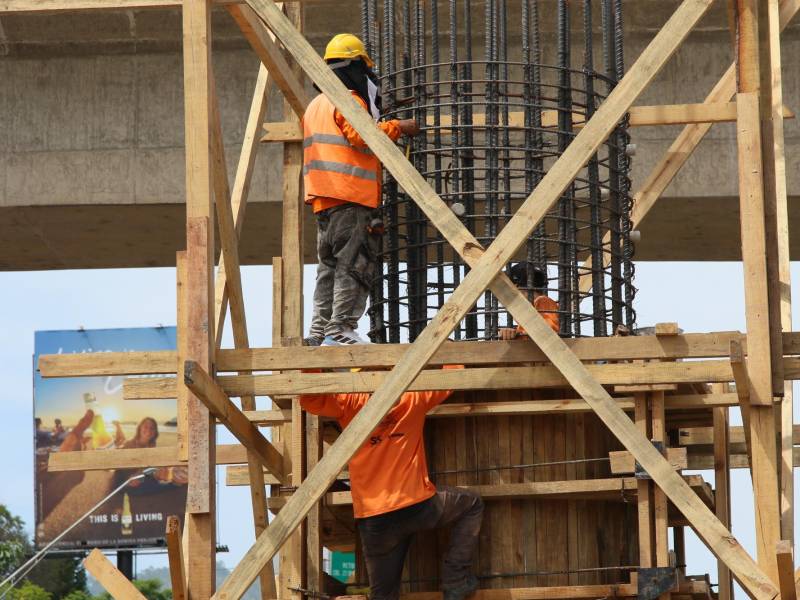 El nuevo sistema de subestructura reforzada contará con una losa de rodadura de concreto de alta resistencia para soportar la constante circulación de vehículos de carga pesada.