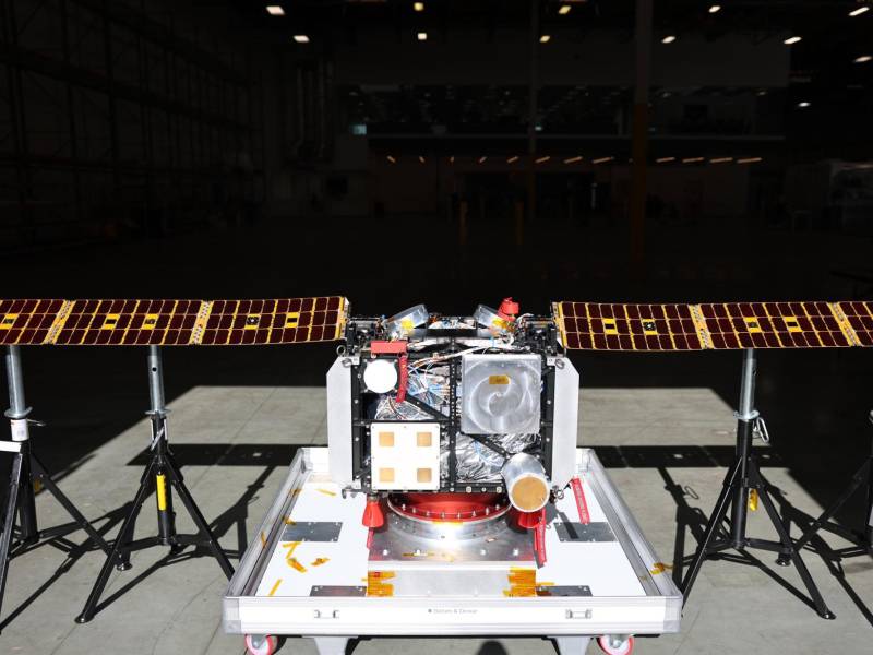 Probando los paneles solares de Odin con luz solar natural en las instalaciones de AstroForge en California.