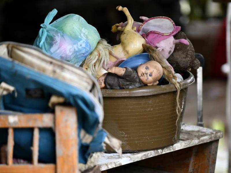 En un lapso de 15 minutos, el agua inundó varias viviendas en Río Abajo. Este domingo, los vecinos intentaban rescatar de entre los escombros algunas pertenencias.