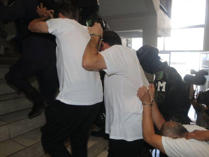 <i>Los tres acusados que fueron detenidos el día 14 de agosto de 2025 suben las escaleras de los juzgados cuando fueron a la audiencia inicial de su proceso. Foto: David Romero/ El Heraldo.</i>