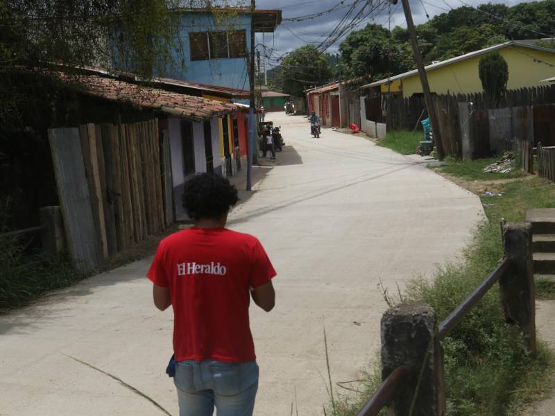 Esta fue la calle del barrio San José de Suyapa que hizo la alcaldía con apoyo de la comunidad. Faltan los bordillos y la ONG solo aportó 300 mil lempiras.