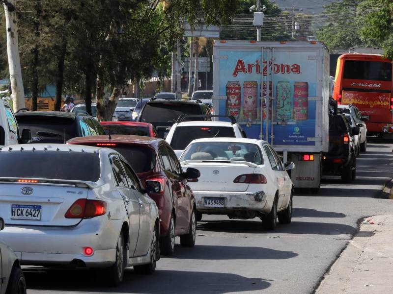 El tráfico para entrar o salir a la parte sur del país es incontrolable, los rsidentes de comunidades aledañas aseguraran ya no soportarlo.
