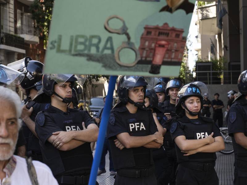 Una protesta el mes pasado en Buenos Aires sobre la fallida criptomoneda $Libra, centro de un escándalo nacional.