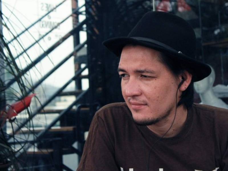 Su trabajo poético ha puesto en el mapa internacional a nuestra poesía, bueno, y digámoslo de un modo ciudadano