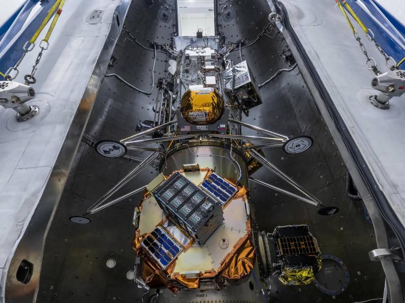 Odin (abajo der.) viajó a bordo de un cohete de SpaceX, junto con un módulo de aterrizaje y un orbitador lunar.