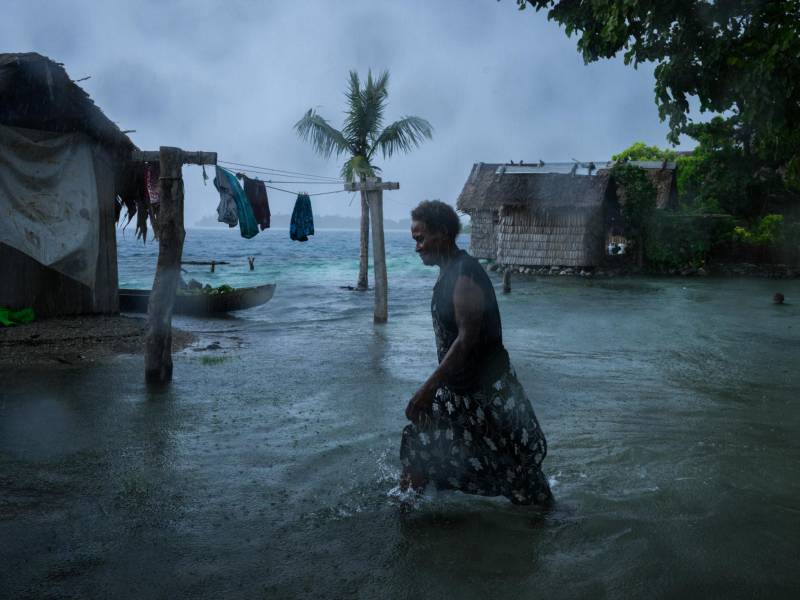 Crecida del agua durante una fuerte tormenta y marea alta en enero en la isla Fanalei, Islas Salomón.