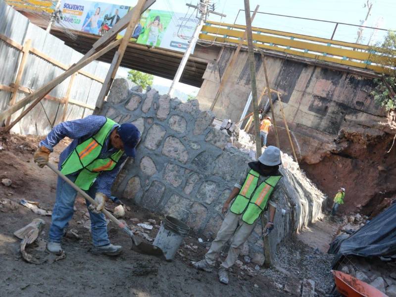 Mientras los refuerzos no se terminen, la estructura sigue siendo un peligro para los conductores y peatones que lo atraviesen.