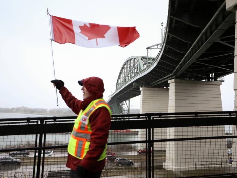 Los viajes de canadienses a EU han disminuido. Un manifestante en un cruce fronterizo en Buffalo, NY.