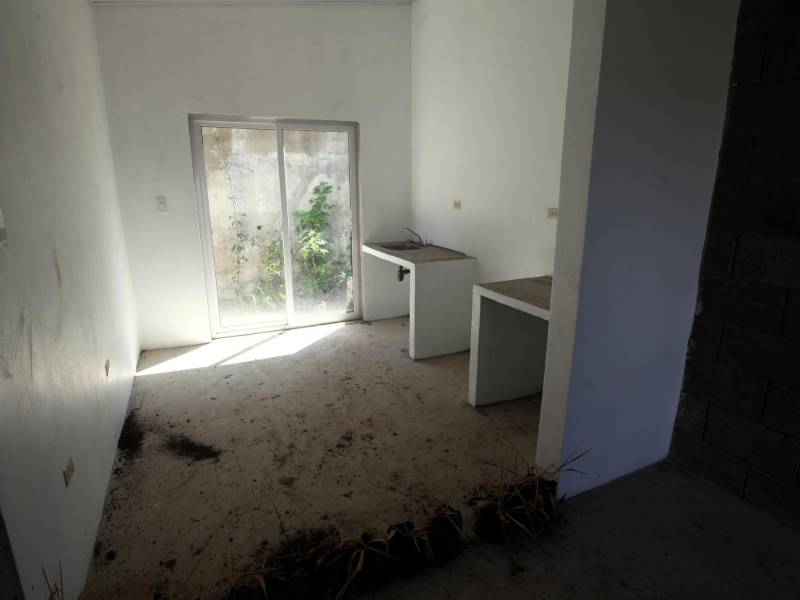 Puertas rotas, ventanas destruidas y daños internos incrementan los costos de reposición en un proyecto que ya operaba con limitaciones presupuestarias.