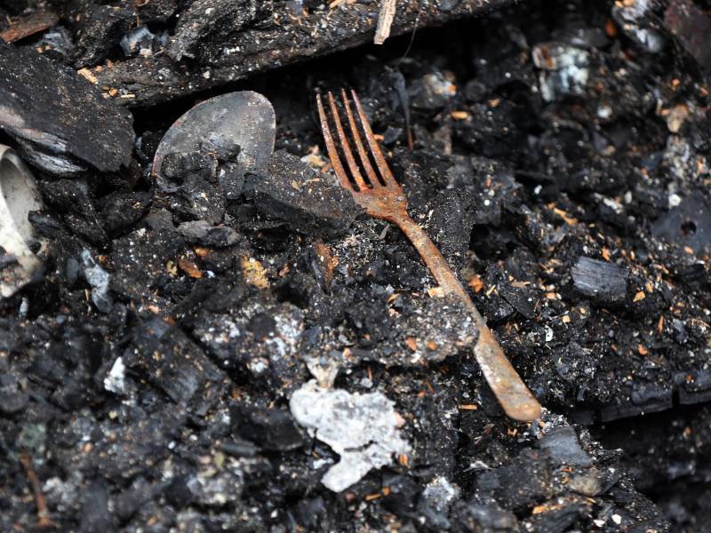 El desastre arropó sus dos negocios y otros seis más. Lamentablemente, en ninguno se logró recuperar algo, todos quedaron en las ruinas.