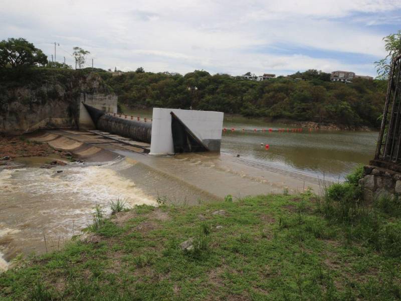 Los Laureles alcanza 95.52% de su nivel y Concepción logra el 40.24% tras intensas lluvias