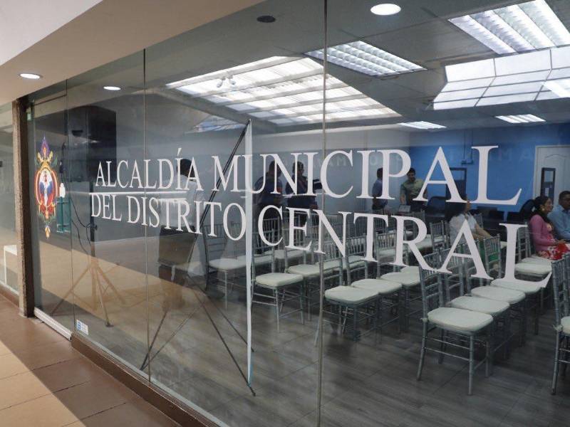 El costo de mantener a puro empleado administrativo superó el 27.49% del presupuesto de 81.2 millones de lempiras que Aldana aprobó para mantener a sus 3,068 trabajadores.