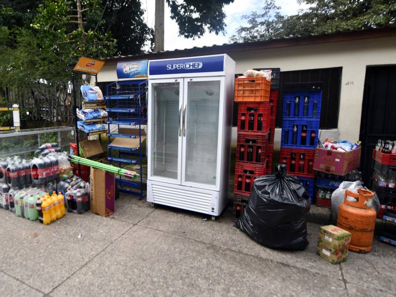 Karen Reyes y su familia sacaron refrescos, churros, galletas y todo tipo de productos de su casa, que hace unos pocos meses, funcionaba como una pulpería.