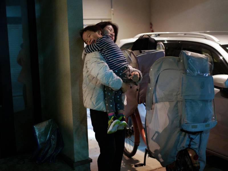 Hanako Okada, abogada y madre de dos hijos, ganó recientemente un escaño en la cámara baja del Parlamento de Japón. Recogiendo a su hijo de la guardería.