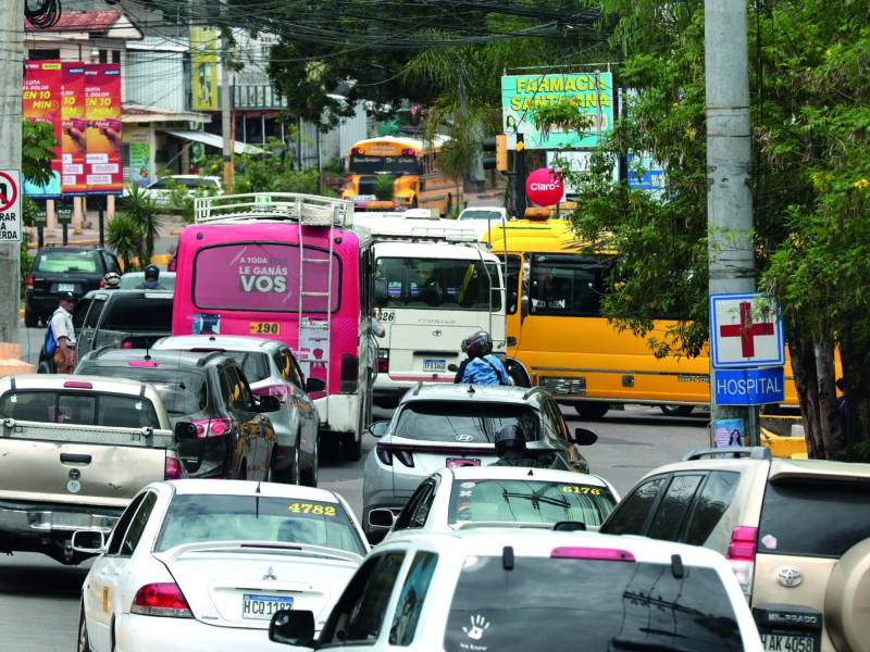 Más de medio millón de capitalinos viajan en el trasporte público. Conductores de taxis dijeron a EL HERALDO Plus que en hora pico ya sabe que pierden horas en el tráfico.