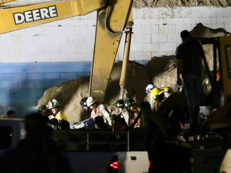 La tragedia en las bodegas cercanas al anillo periférico dio un giro doloroso con la confirmación del hallazgo sin vida de Claudia Suyapa Garay, de 46 años, quien quedó atrapada tras el colapso del cerro que sorprendió a decenas de trabajadores en plena jornada.