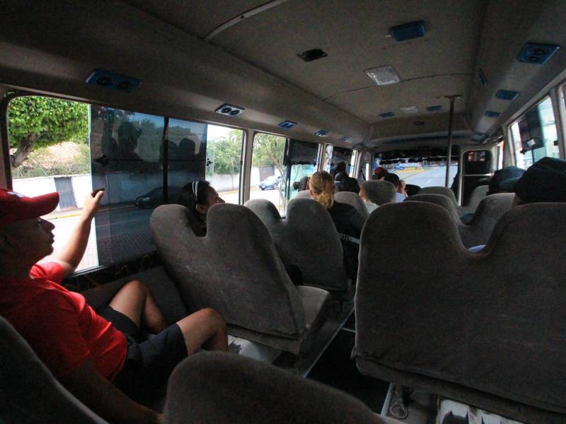 El equipo de El HERALDO Plus abordó un bus frente al Hospital San Felipe a las 8:20 de la mañana; la unidad no arrancó sino hasta las 8:41 —21 minutos esperando llenar asientos— y llegó al centro hasta las 8:55.