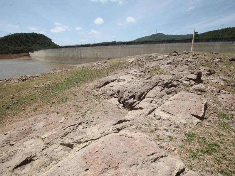 Las laderas del embalse más grande de la capital, la represa La Concepción, lucen convertidas en un desierto de rocas debido al fuerte descenso de su caudal, que cayó a un crítico 29.46% de su capacidad