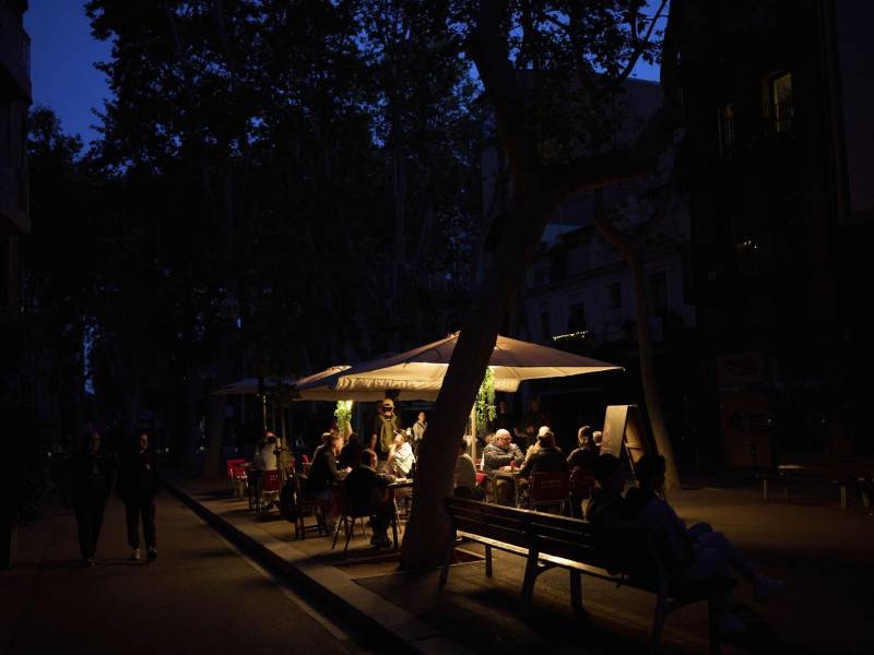 En la oscuridad, la confianza en otros y en el Estado se hizo evidente, demostrando que la vulnerabilidad fortalece el espíritu colectivo y la empatía en la adversidad.