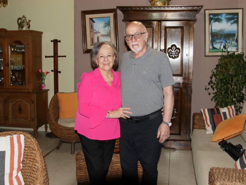 Se casó en Costa Rica cuando era estudiante universitario con Vicky, una mujer que lo ha apoyado siempre y a la que describió como amorosa y con carácter.