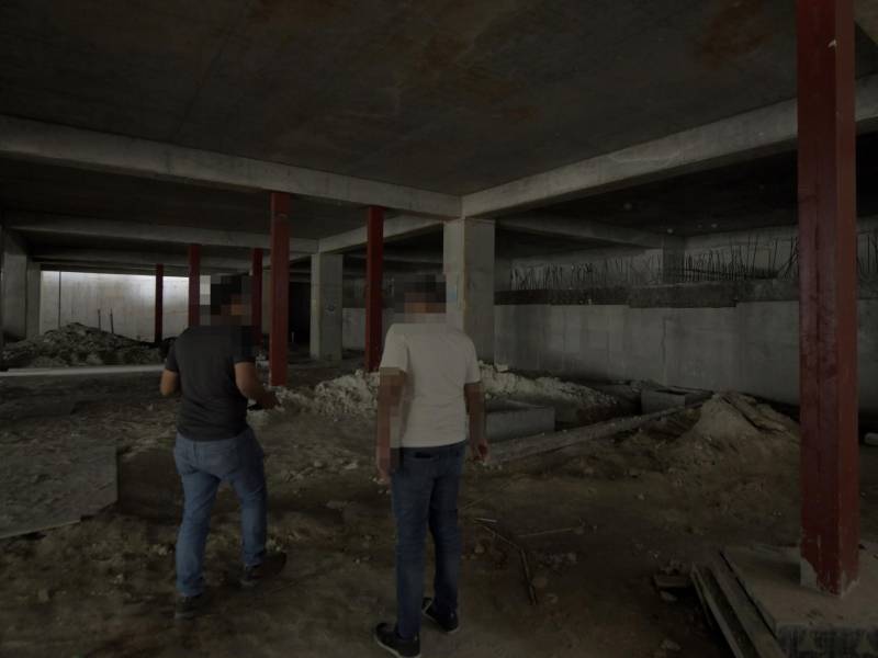 Las tres cisternas principales se encajaron al muro de contención de forma irresponsable para ocultar un error previo de los planos, provocando filtraciones permanentes de humedad sobre los 13,800 metros cuadrados de la edificación, sin contar que los planos originales olvidaron conectarlas a la red de agua potable.