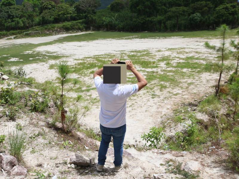 La cancha que está a diez minutos, a pie, del otro campo es donde el diputado Murrillo prometió iluminar; sin embargo, hoy sigue todo igual. Manos a la Obra pidió 500,000 por alumbrar el campo, pero aún no llega la ayuda a la comunidad de Matasano en La Iguala, Lempira.
