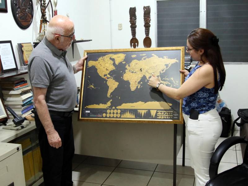 Su hermana le regaló un mapa para pintar cada uno de los países recorridos. Es un hombre sonriente, sensible y amigable.