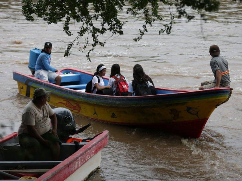 La gente sigue cruzando en lancha hacia la Costa de los Amates, debido a que el vado sigue inundado.