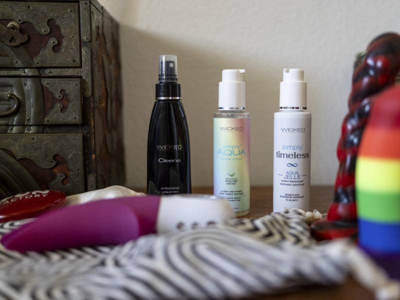 BC-WELL-SEX-SPAN-OLDER-ADULTS-ART-NYTSF — Sex toys and lubricants set out by Joan Price and her boyfriend, Mac Marshall, in his bedroom in Santa Rosa, Calif., March 3, 2026. They have had to adjust their bedroom activities to suit various physical limitations, but the couple maintain a weekly sex date. (Rachel Bujalski/The New York Times) — ONLY FOR USE WITH ARTICLE SLUGGED —BC-WELL-SEX-SPAN-OLDER-ADULTS-ART-NYTSF — OTHER USE PROHIBITED.