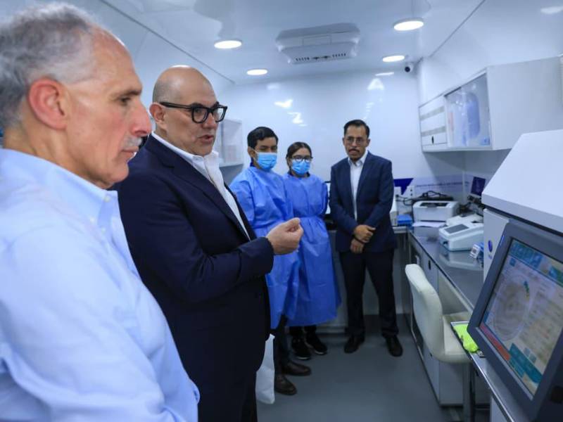 El presidente Nasry Asfura recorrió una de las Unidades Médicas de Atención Comunitaria (UMAC) durante el lanzamiento del programa La Salud Más Cerca de Usted.