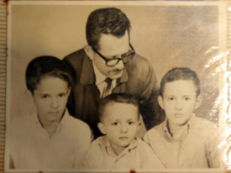 El doctor José Manuel Matheu (izquierda) de niño, fotografiado junto a su padre, don José Matheu Dávila, y sus hermanos.