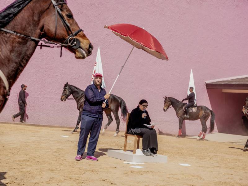 Marina Abramovic leyó un manifiesto bajo el paraguas de Pablo León de la Barra, curador del Museo Guggenheim.