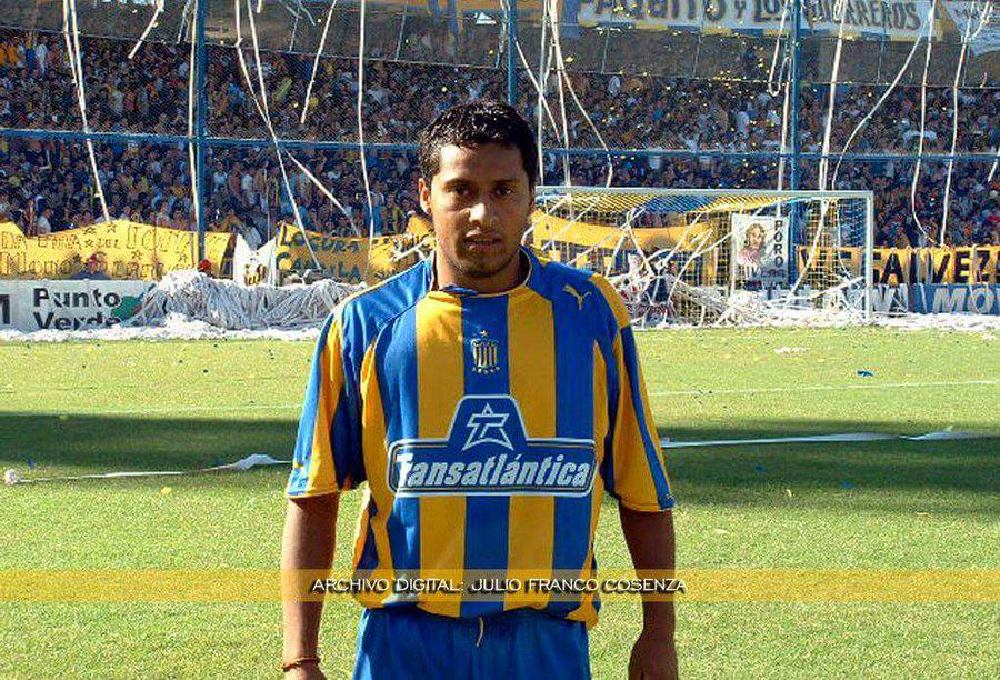 Jugó 20 años en el fútbol élite, su vida cambió y ahora trabaja como albañil