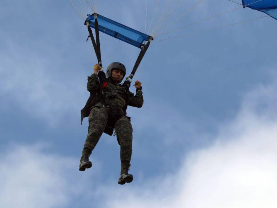 Desfiles: Así se preparan los 15 paracaidistas que surcarán los cielos hondureños este 15 de septiembre de 2023
