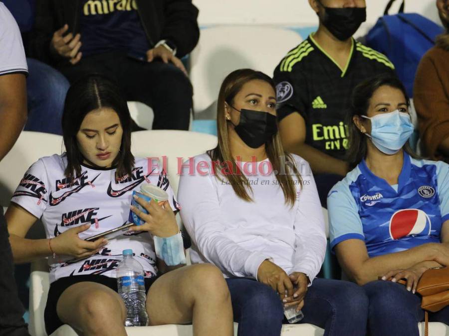 FOTOS: Las bellas aficionadas que llegaron al estadio Nacional a disfrutar del Motagua vs Olimpia en Liga Concacaf 2022