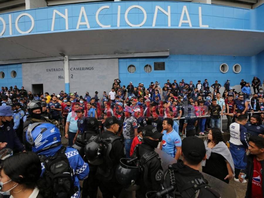 En autobús color azul y en medio de una multitud de motagüenses: Así fue la peculiar llegada de Real España al Nacional