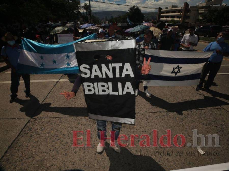 Devoción y fe: Capitalinos celebran Día de la Biblia (FOTOS)